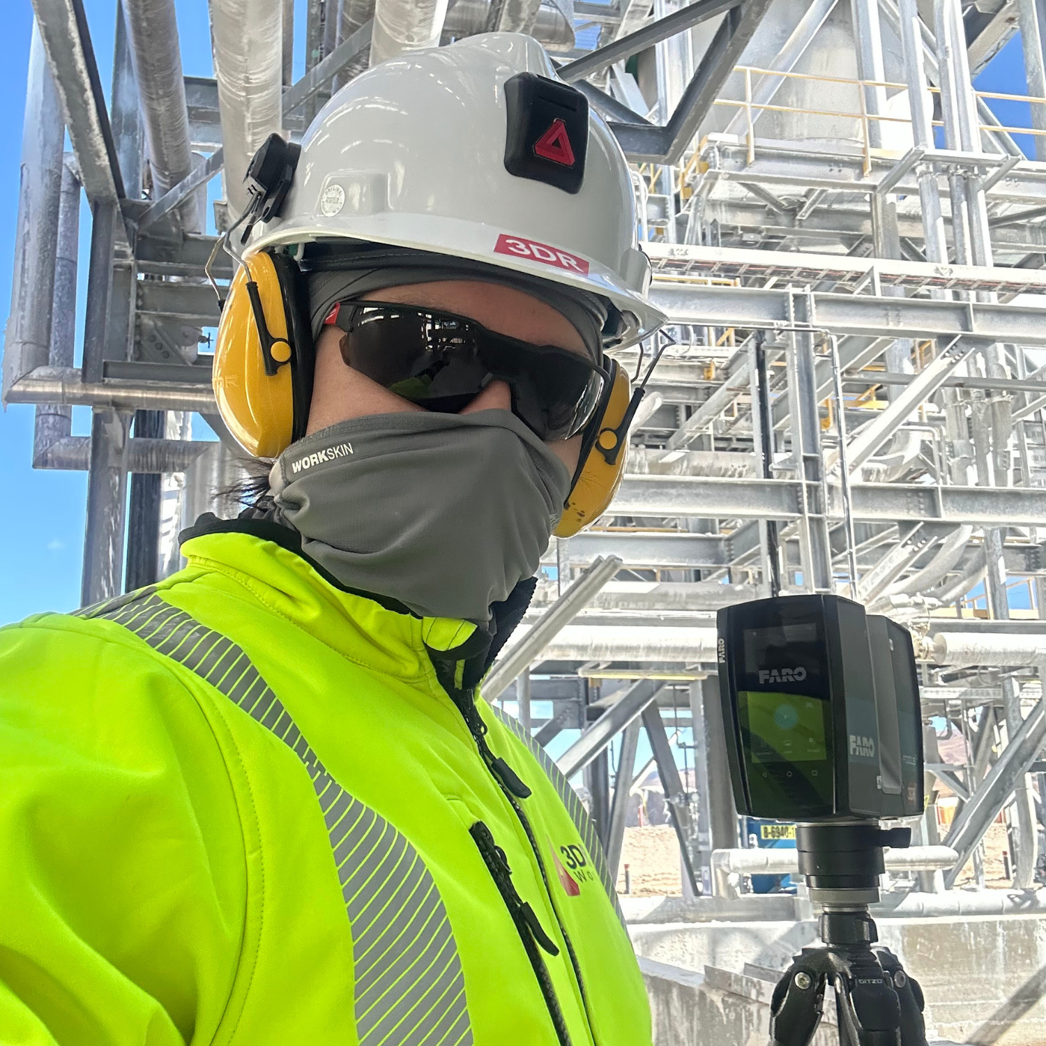 Operador 3DR con escáner láser FARO en planta industrial